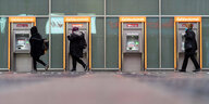 Drei Kundinnen und vier Geldautomaten der Berliner Sparkasse am Alexanderplatz Berlin