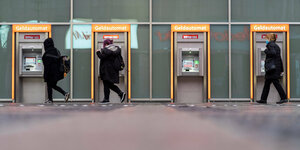 Drei Kundinnen und vier Geldautomaten der Berliner Sparkasse am Alexanderplatz Berlin