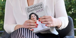Annalena Baerbock hält ein Exemplar ihres Buches bei der Vorstellung in den Händen