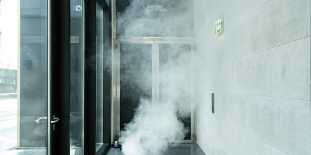 Eingangsbereich der Schering Stiftung in Nebel gehüllt