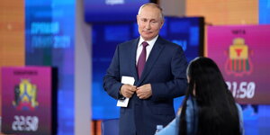Wladimir Putin im Fernsehstudio mit Moderatorin