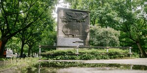 Das Denkmal, ein großer eckiger Stein mit Adler