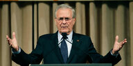 Der ehemalige US-Verteidigungsminister Donald Rumsfeld spricht auf einer Bühne