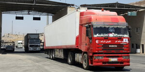 Ein Lastwagen passiert einen Grenzübergang bei Bab al-Hawa, Syrien