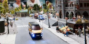 Miniatur-Nachbau einer Straße mit gold-schwarzem Mini-Fahrzeug