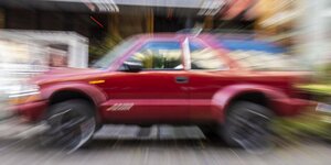 Roter SUV von Chevrolet auf Berlins Strassen in verwackelter Aufnahme
