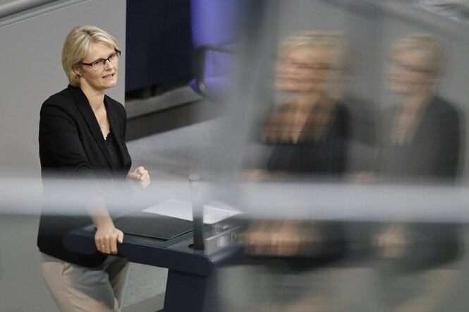 Anja Karliczek spricht im Bundestag