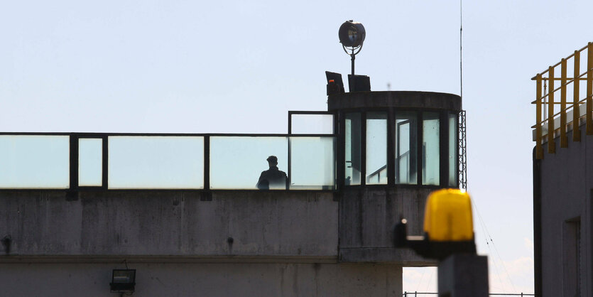 Gefängniswärter auf dem Wchturm eines Gefängnisses