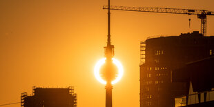 Sonne hinter Fernsehturm