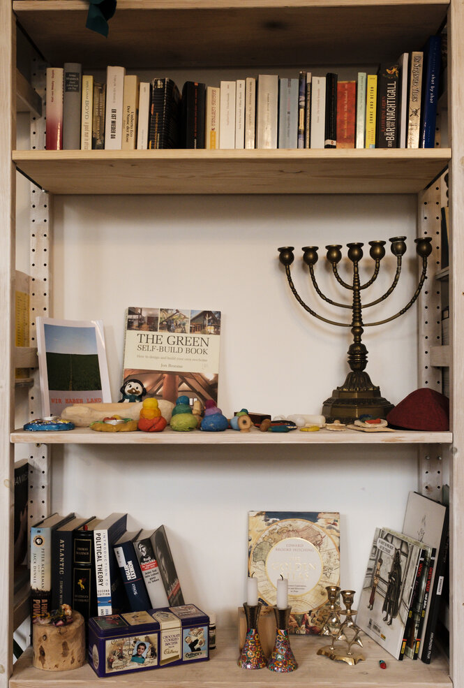 Blick ins Bücherregal, in dem eine Menorah steht