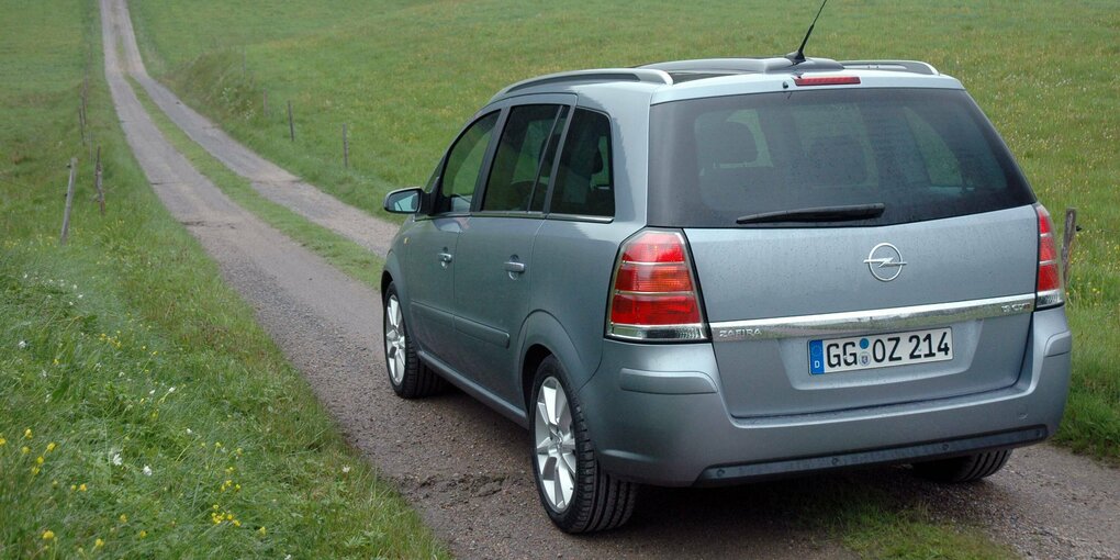 Opel Zafira auf einem Feldweg