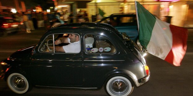 Italien-Fan fährt in einem Fiat mit Italien-Flagge nach dem Sieg Italiens bei der WM 2006 im Auto-Korso durch Berlin