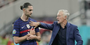 Didier Deschamps drückt seine Hand auf die Brust von Adrien Rabiot