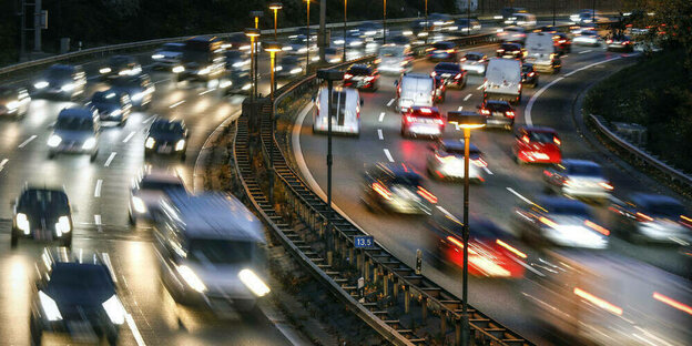 Dichter Verkehr auf der Autobahn - Fahrzeuge fahren mit Licht