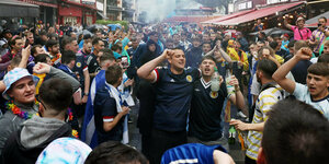 Schottische Fans dicht an dicht auf einem Londoner Platz
