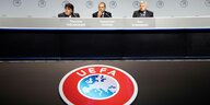 Uefa-Wappen vorn, im Hintergrund Uefa-Funktionäre