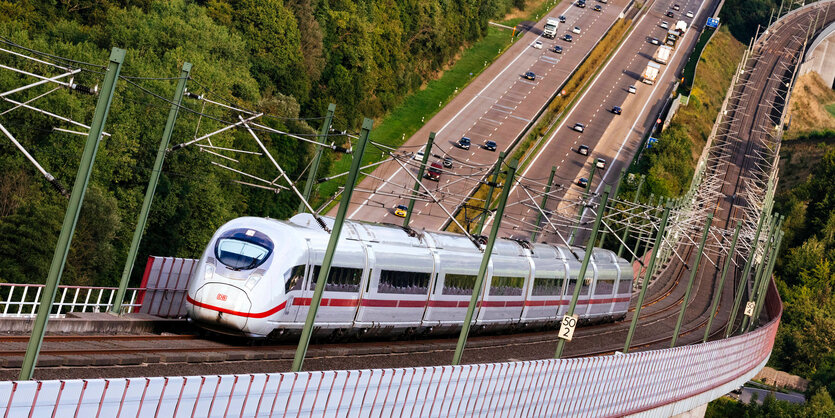 ICE fährt auf Hochgeschwindigkeitstrasse neben Autobahn