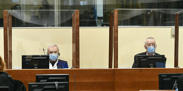 Die serbischen Geheimdienstler Jovica Stanišić und Franko Simatović am Mittwoch vor Gericht hinter Plexiglasscheiben