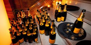 Leere Champagner-Flaschen auf den Treppen eines Nobelclubs in Hamburg