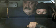 Christos Pappas bei seiner Verhaftung in einem Anti-Terror-Fahrzeug der Polizei