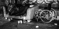 Ein Obdachlosenlager mot Sofa und Rollstuhl in Berlin
