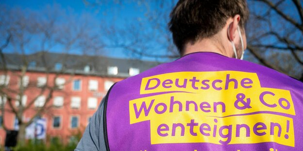 Mann mit Leibchen mit der Aufschrift "Deutsche Wohnen & Co enteignen!"