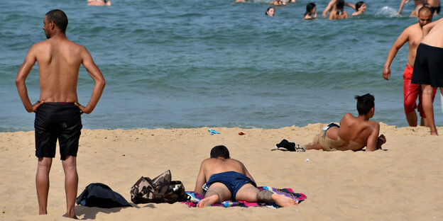 Menschen am Strand von La Marsa