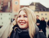 Eine junge Frau mit blonden Haaren Eine junge Frau mit blonden Haaren