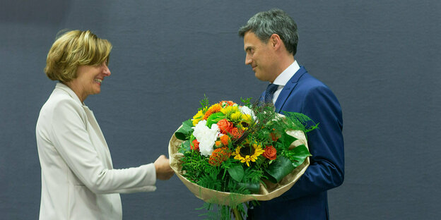 Malu Dreyer (SPD), Ministerpräsidentin von Rheinland-Pfalz gratuliert Norbert himmler nach seiner Wahl zum neuen ZDF-Intendanten