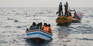 Rettungsboote mit Gefluechteten