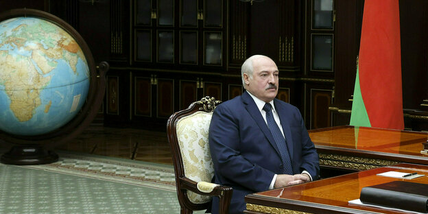 Alexander Lukaschenko vor einem Globus in seinem Palast