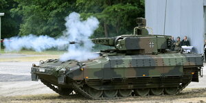 „Puma“-Panzer feuert ein Geschoss ab