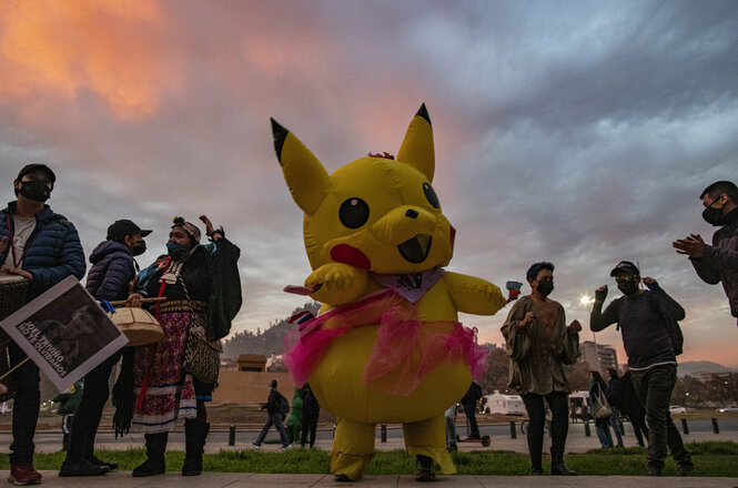 Jemand im Picachu-Kostüm und Kandidat*innen der lista del pueblo bei Sonnenuntergang