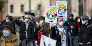 Menschen halten Schilder mit der Aufschrift "Stoppt die AfD" hoch