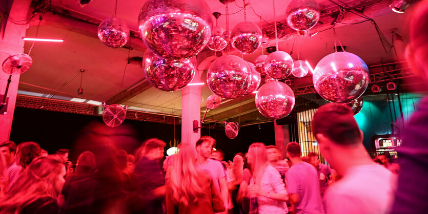 utzende Menschen tanzen im Club Kantine zur Musik.