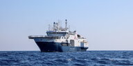 Das Seenotrettungsschif Geo Barets auf dem Meer