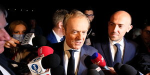 Doland Tusk, der neue Chef der polnischen PO und sein Vize Borys Budka, zwei mittelalte Herren, vor Mikrofonen der Journalisten