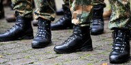 Stiefel mehrerer Bundeswehrsoldaten in Uniform