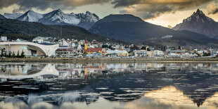 Stadt Ushuaia - Hafenstadt bei Sonnenuntergang mit Bergen im Hintergrund