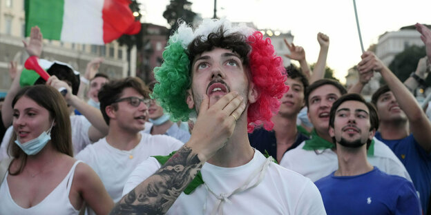 Italienische Fans schauen in einer Public-Viewing-Area ein Spiel