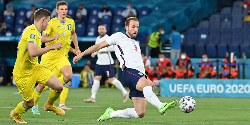 Englands Stürmer Harry Kane trifft ins Tor