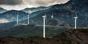 Windkraftanlagen vor den Bergen Italiens