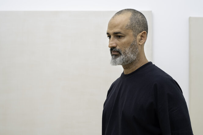 Marco A. Castillo vor einem White Cube