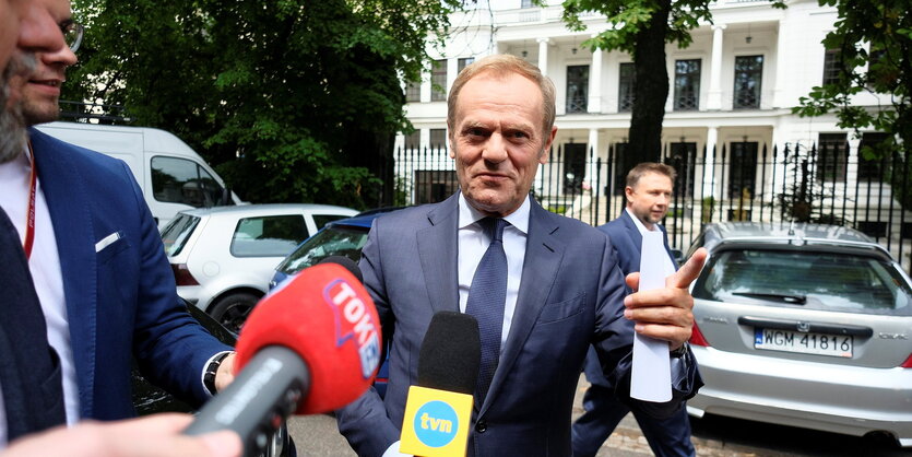 Donald Tusk auf dem Weg zu einer Pressekonferenz