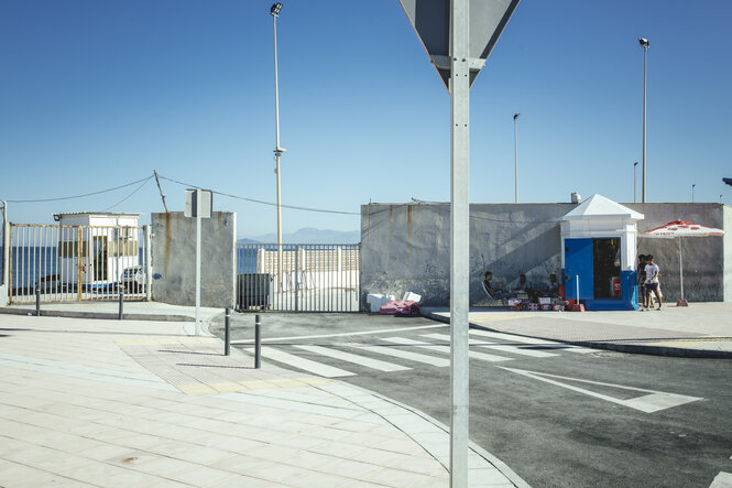 Grenzanlage vor dem Meer mit Mauern und Zebrastreifen