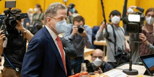 Hans-Georg Maaße mit Maske