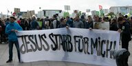 Demonstranten tragen ein Transparent mit der Aufschrift "Jesus starb für mich"