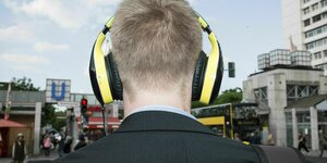 Mann von hinten mit Kopfhörer in Berlin