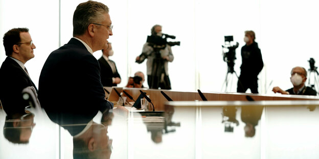 Lothar Wieler , dahinter Jens spahn bei der Pressekonferenz umgeben von Kameras