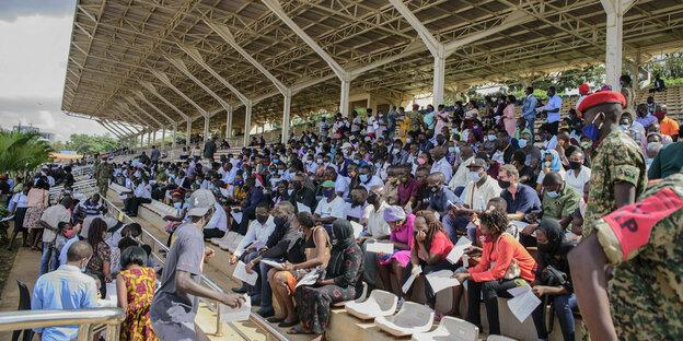 Flughafen Kampala, Uganda am 31. Mai: Menschen warten auf auf einer Tribühne ihre Impfdosis